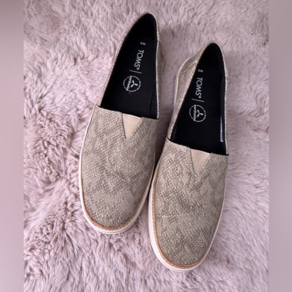 TOMS NWOT SLIP-ONS Size 9W - Picture 2 of 3